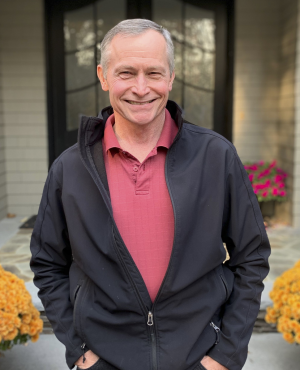 Portrait photo of Steven MacDougall